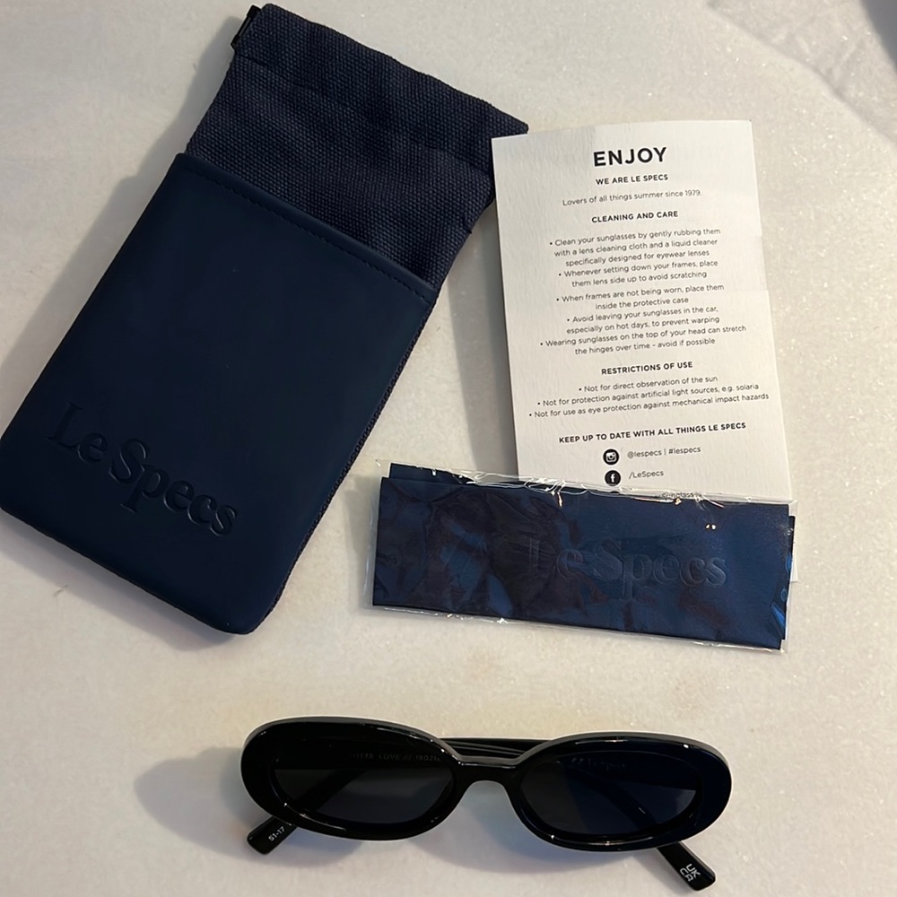 LE SPECS Outta Love Sunglasses Vintage Black; navy case and cleaning cloth NEW